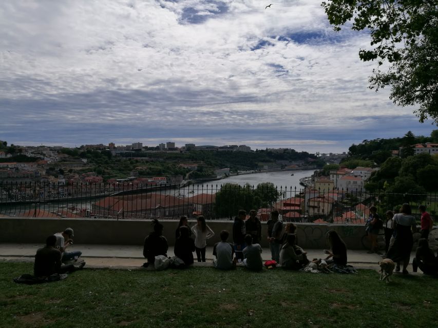 Porto: Riverside Panoramic E-Bike Tour - Jardim do Cálem: the city goes green for a breather