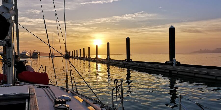 Porto: Romantic Sailboat Cruise - Dom Luís I Bridge from water level: the star attraction for a reason