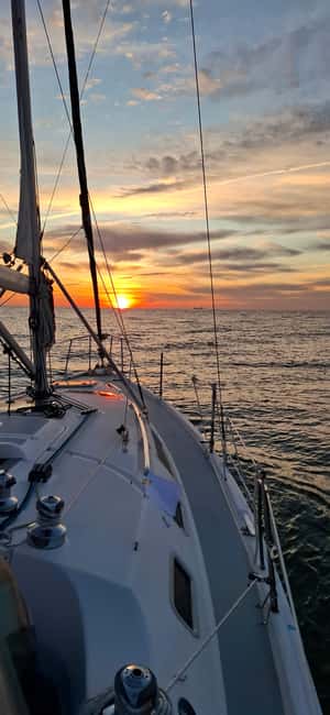 Porto shared Thullium Sailboat, enjoy magic sunset&open sail - Price value: why $42 can feel like a bargain night