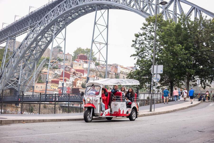 Porto: Tuk tuk Tours with Port Wine Tasting - Why the guide matters: the difference you feel in the details