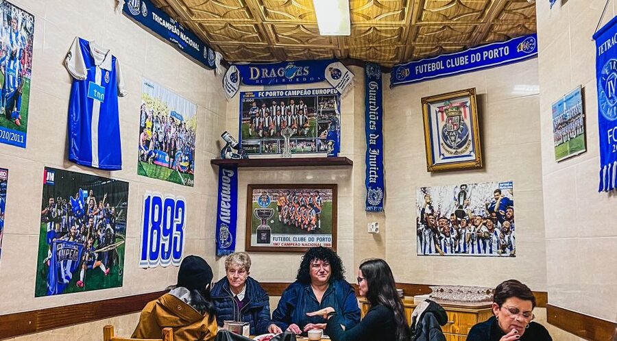 Porto: Walking Dinner Tour with Family-Owned Restaurants - Bar Cândido dos Reis: Stepping Into the 1920s