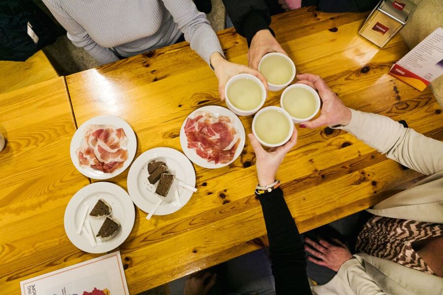 Porto: Walking Dinner Tour with Family-Owned Restaurants - Walking Aliados Avenue and Santa Catarina, With Porto Sightseeing Built In