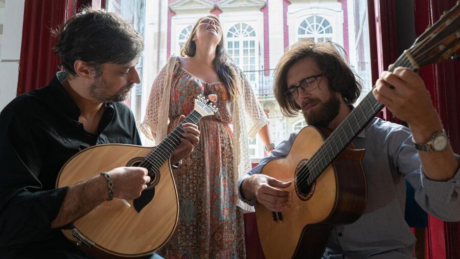 Porto: What is Fado? Commented Live Concert with Port Wine - Interactivity and the Sing-Along Moment