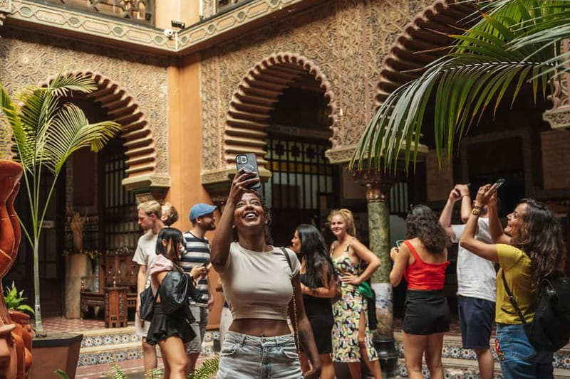 Private Lisbon Food Tour in Baixa with Wine & Local Delights - Rua dos Fanqueiros: shopping street energy, food on the edges