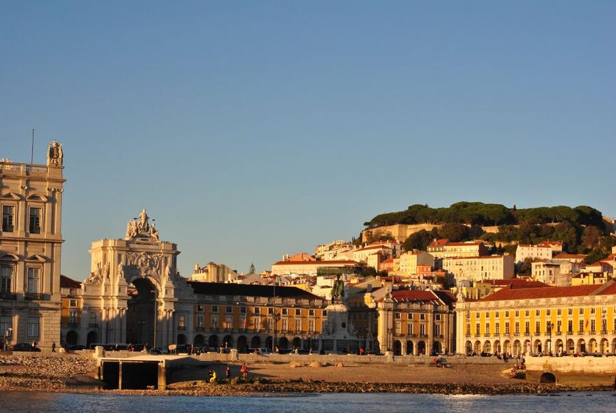 Private Romantic cruise with sparkling wine- 2-Hour- Lisbon - Sparkling Wine and Romance-Ready Celebrations