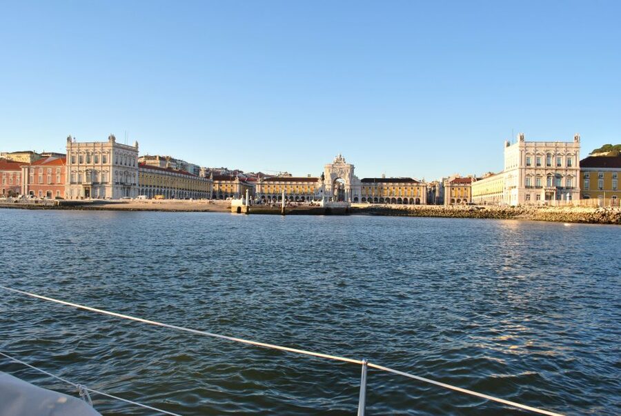 Private Sailing Boat Tour Lisbon with a drink: 2 to 8 Hours - Duration flexibility: choosing 2, 4, 6, or 8 hours