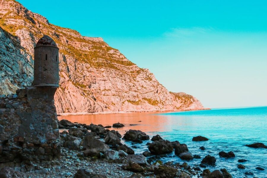 Sesimbra: Arrábida Beaches & Caves Boat Tour with Snorkeling - Praia da Mijona: a strong photo stop before your second swim
