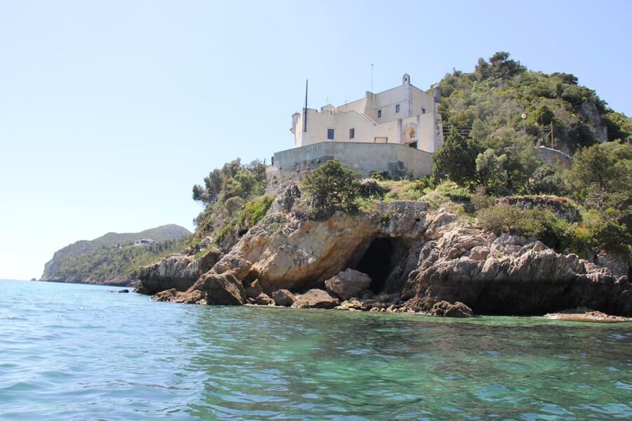 Setúbal and Tróia: Dolphin Watching and Arrábida Bays - Boats with fewer people, comfort, and the live-guide approach