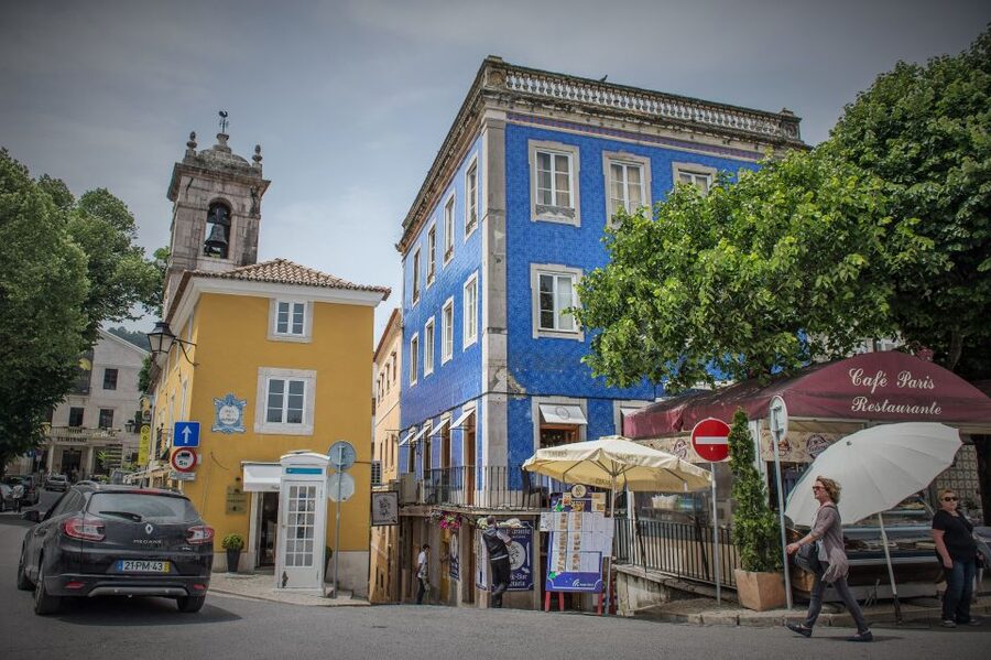 Sintra: Walking Tour with Palace, Castle, and Old Town Visit - Where the tour meets, and how easy it is to find your guide