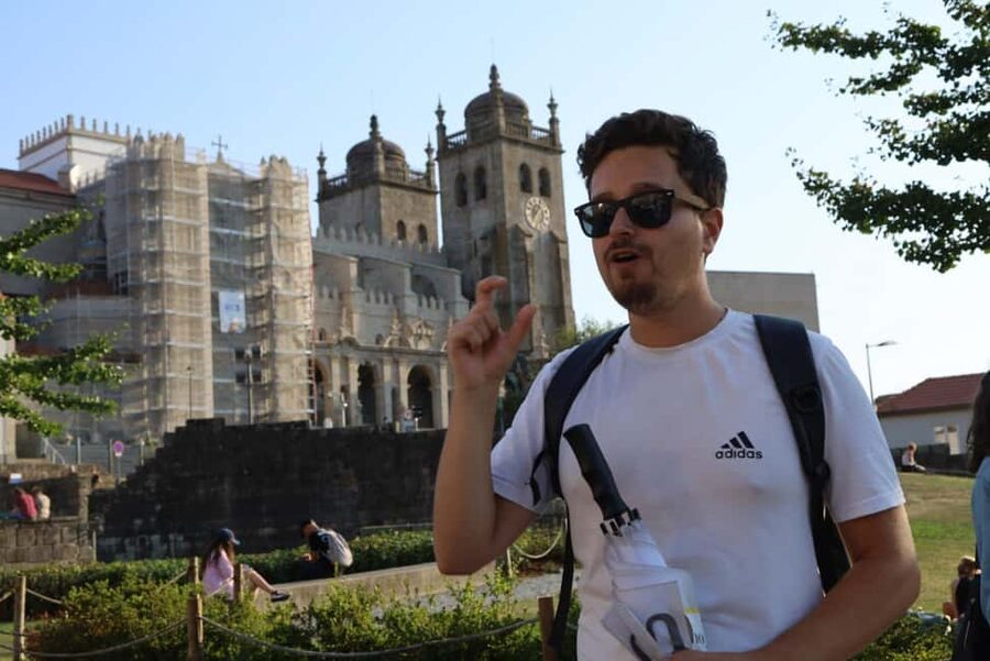 The Soul of Porto: Walking Tour with Food and Wine Tasting - Praça da Batalha and the Fernandine Walls viewpoint