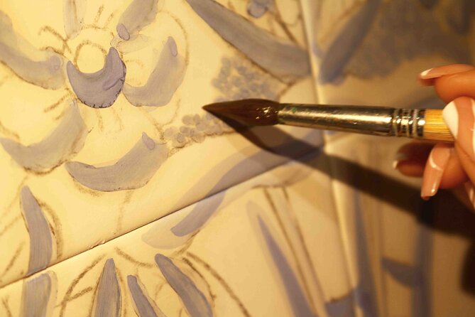 Tile painting workshop in the Algarve - How the tile painting works: demo, practice, and your design