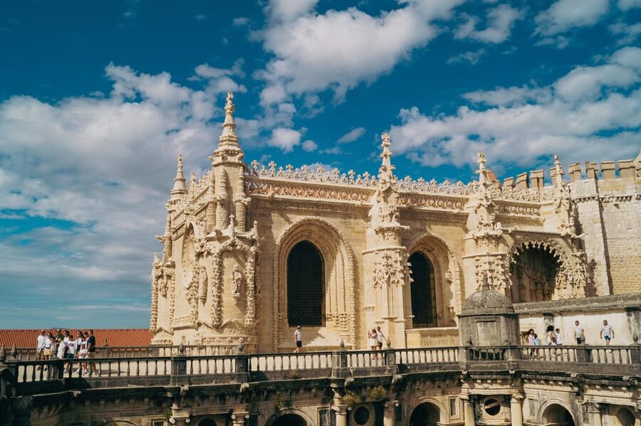 Tomar: Knight's Templar Castle and Convent of Christ Tour - Cloisters and 16th-century architecture: what to notice as you walk