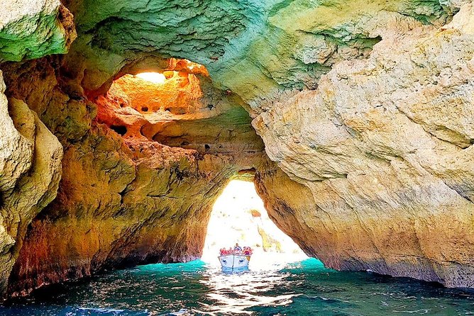 Traditional Tour - Benagil Cave - How the skipper and guide style affects your experience