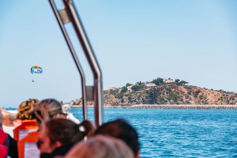 Vilamoura: Benagil Cave Boat Tour with Entry&Dolphin search - Caves and secluded beaches along the way: the scenery between the headlines